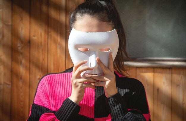 Kaukasische jonge vrouw met een wit gezichtsmasker