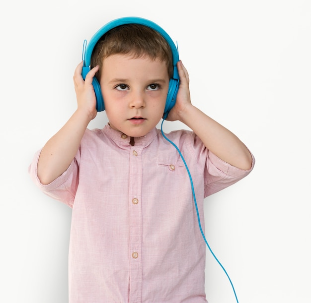 Kaukasische Little Boy proberen koptelefoons