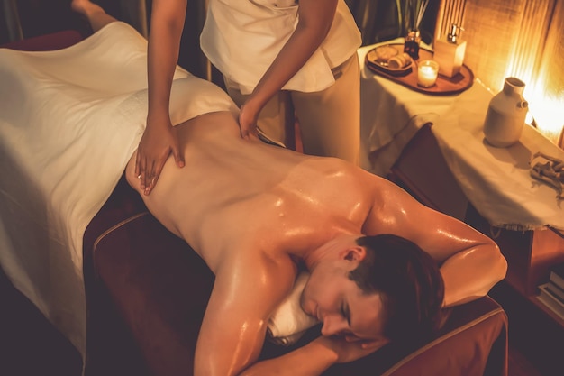 Kaukasische man klant geniet van ontspannende antistress massage rustig