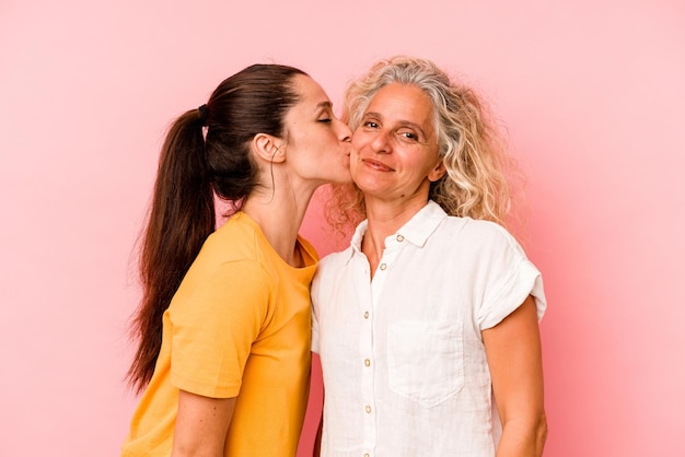 Kaukasische moeder en dochter geïsoleerd op roze achtergrond