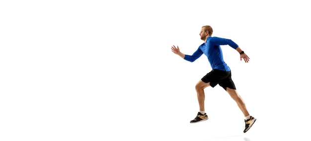 Foto kaukasische professionele loper, jogger training geïsoleerd op een witte studio achtergrond in brand