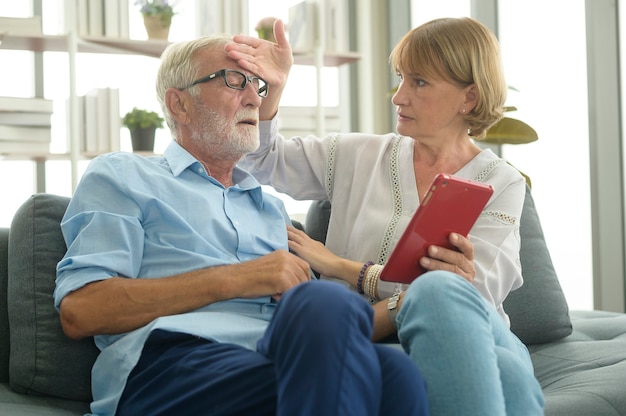 Kaukasische senior ouderen zijn video-oproep met arts, telehealth, technologieconcept voor gezondheidszorg