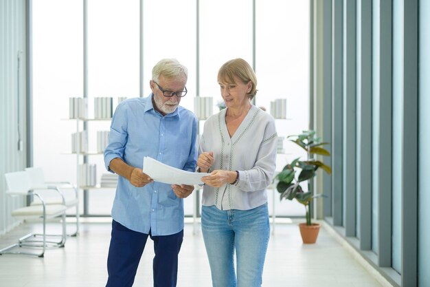 Kaukasische senior zakenmensen werken en brainstormen in moderne kantoren