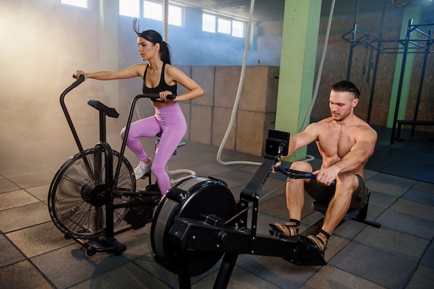 Kaukasische sport man en vrouw tijdens de training in de sportschool.