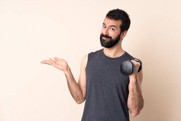 Kaukasische sportmens met baard die gewichtheffen geïsoleerd maken