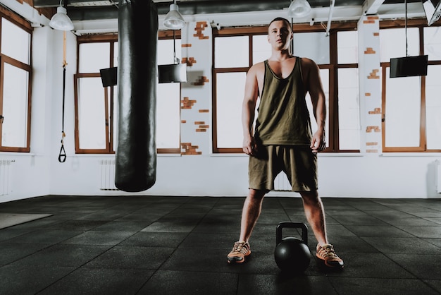 Kaukasische Sportsman is alleen aan het trainen in de sportschool