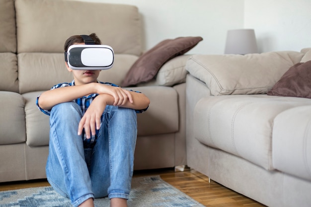 Kaukasische tiener die thuis tijd doorbrengt in virtual reality.