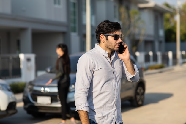 Kaukasische vrouw bestuurder telefoontje naar verzekeringsagent na verkeersongeval. Ongeluk. Autoverzekering een schadeverzekeringsconcept.