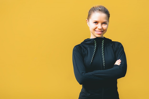 Kaukasische vrouw in sportkostuum met draadloze headphonest op geïsoleerde achtergrond