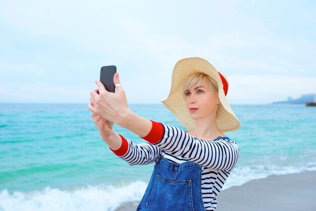 Kaukasische vrouw op vakantie selfie maken op smartphone