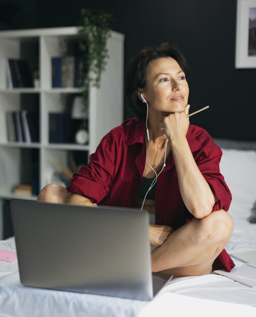 Kaukasische vrouw van middelbare leeftijd in oortelefoons