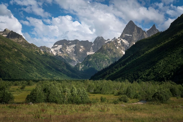 Kaukasusbergen bij het dorp Dombay op een zonnige zomerdag KarachayCherkessia Rusland