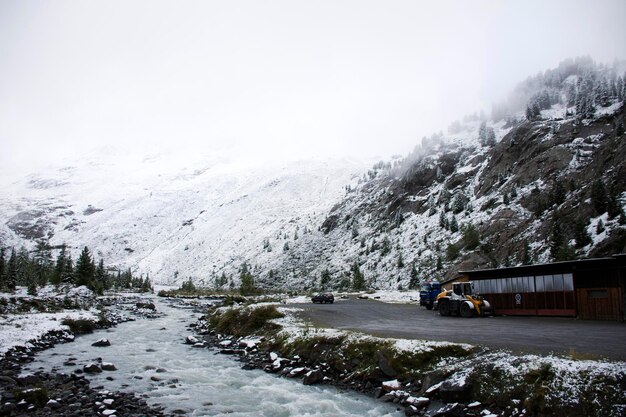 티롤 오스트리아(Tyrol Austria)의 알프스 산맥을 보고 방문하는 여행자들을 위한 피츠탈 계곡(Pitztal Valley)과 카우네르탈 계곡(Kaunertal Valley) 및 인탈 계곡(Intal Valley) 근처의 카우너그라트 자연 공원에 있는 페르너 가르텐(Ferner Garten)의 카우네르탈 빙하