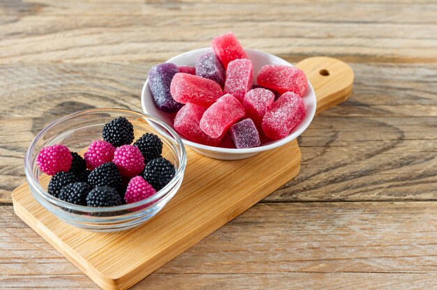 Kauwen marmelade gelei snoepjes met bessensmaak op houten tafel.