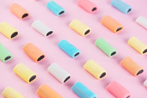 Kauwgoed met zoethout op een roze achtergrond Zweedse snoep Gummy snoep patroon