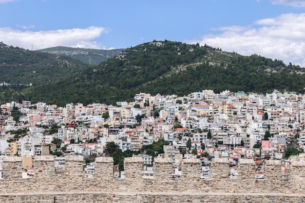 Kavala chaotische stedelijke residentiële ontwikkeling op beboste heuvel door de kantelen van het kasteel