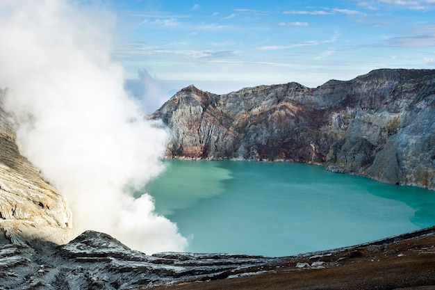 Photo kawa ijen volcano crater and lake