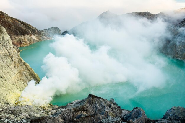 Photo kawa ijen volcano crater and lake