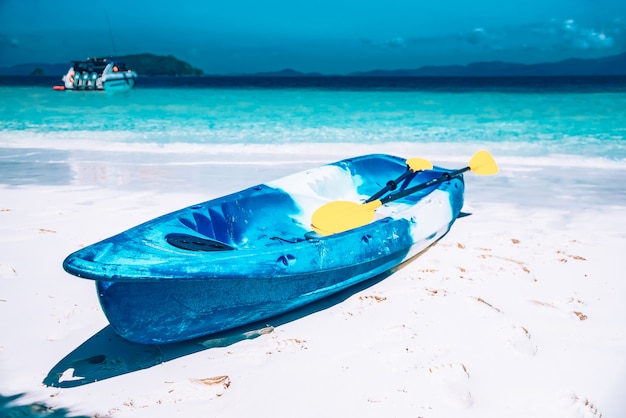 Crogiolo di kajak sulla spiaggia all'isola di nyaungoophee, myanmar