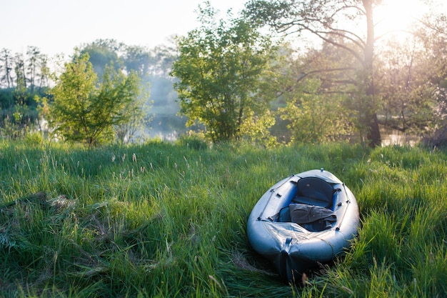 Foto kayak sulla riva del fiume in estate al tramonto la sera