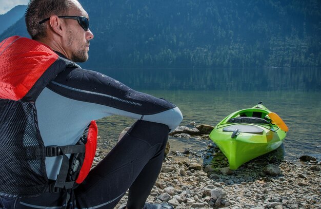 Photo kayaker and the lake