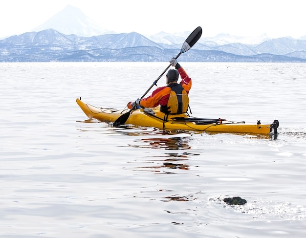 Kayaker op een boot in de kalme zee op Kamtsjatka