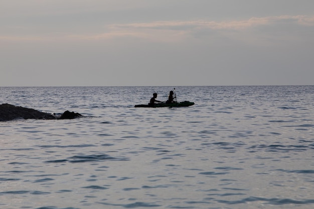 Kayaker silhouet in de zee