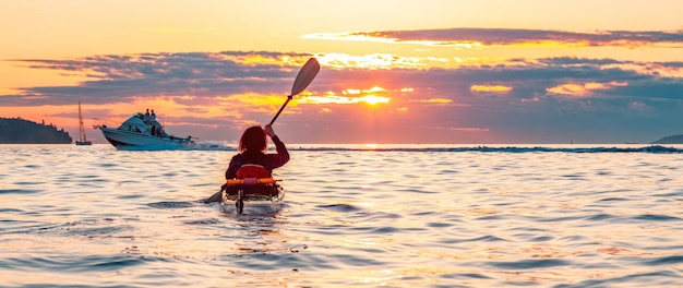 Foto kayaking al tramonto colorato a vancouver, bc, canada