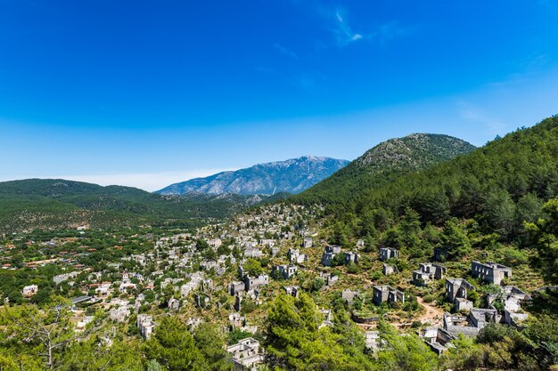 カヤコイ (Kayakoy) は,トルコのフェティエ (Fethiye) の近くにある放棄されたギリシャの村です.
