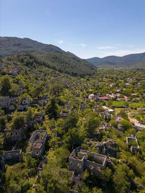 페티예에서 가장 아름다운 정착지 중 하나인 카야코이 이것은 리키아 문명의 정착지에 지어진 그리스 마을입니다 드론 카메라가 마을 위로 솟아오릅니다