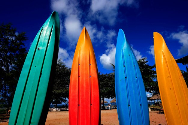 Photo kayaks on beach against sky