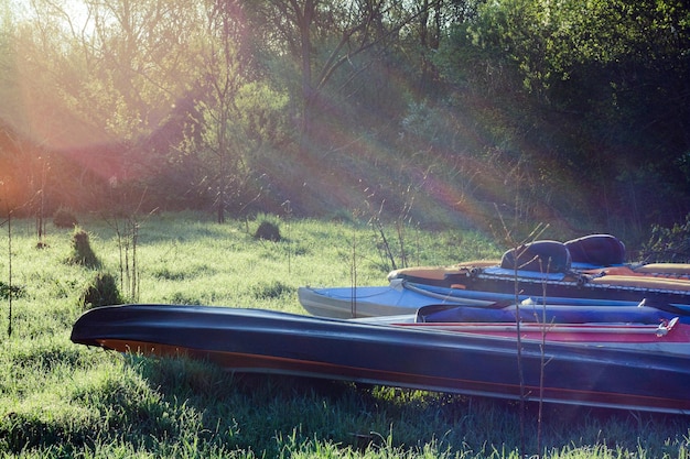 Photo kayaks drying on grass landscape photo