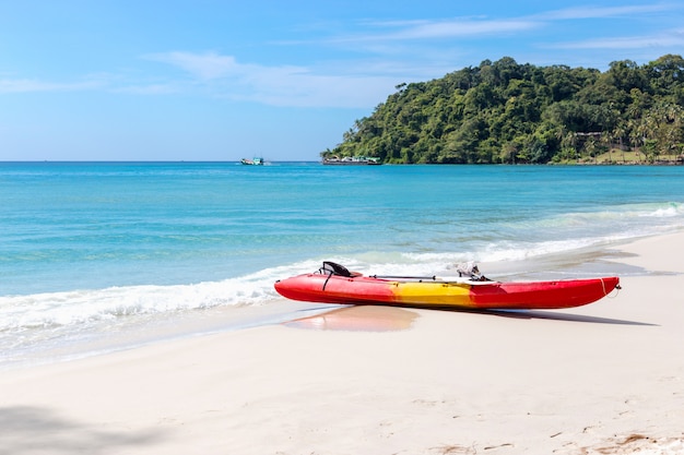 Kayak sulla spiaggia tropicale con un bel cielo