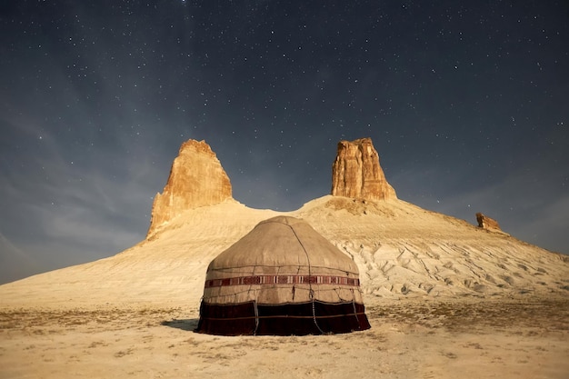 Kazachs nationaal huis Yurt op Ustyurt Plateau De bodem van een droge oceaan Tethys Mangistau Kazachstan