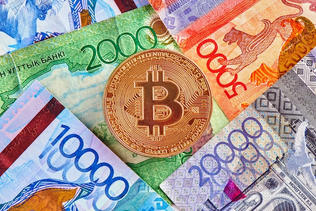 Kazachse tenge-geld en cryptocurrency Bitcoin-close-up. Digitaal virtueel internet valuta-investeringsconcept