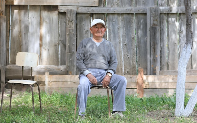 Photo kazakh old man portrait of an asian old male farmer