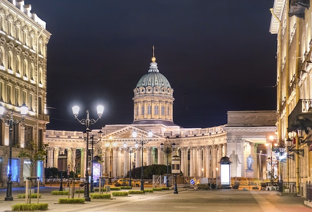 Казанский собор на Невском проспекте со стороны Малой Конюшенной улицы