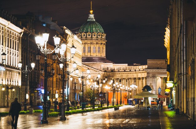 Cattedrale di kazan e nevsky prospect di notte illumina vecchie case san pietroburgo.