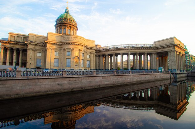 Kazan kathedraal in Sint-petersburg. Bezienswaardigheden van Sint-Petersburg. Ochtendstad zonder mensen. Artikel over toerisme