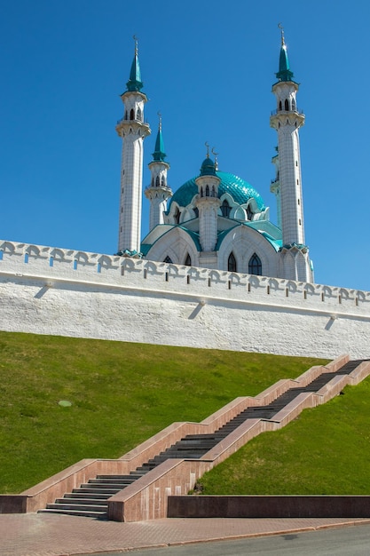 Il cremlino di kazan e il primo piano di kul sharif kazan tatarstan nel maggio 2022