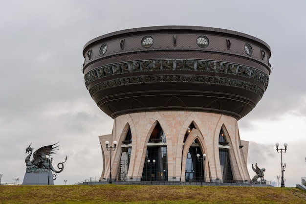 Kazan, Rusland - 01 oktober 2019: Familiecentrum en trouwpaleis Kazan in de avond. Het belangrijkste huwelijkspaleis in Kazan en de Republiek Tatarstan. Na zonsopgang.