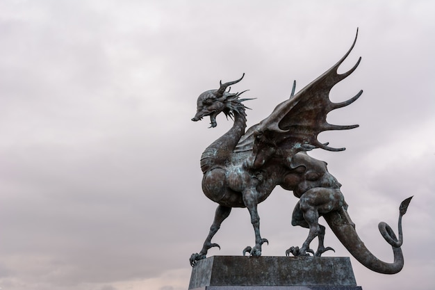 Kazan, Rusland - 01 oktober 2019: Zilant is een legendarisch wezen, iets tussen een draak en een wyvern. Sinds 1730 is het het officiële symbool van Kazan. Centraal Trouwpaleis in de ochtend.