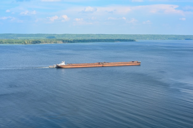 Kazan rusland 30 augustus 2021 een gelede sleepboot en binnenschip bulkcarrier vervoert zand en const