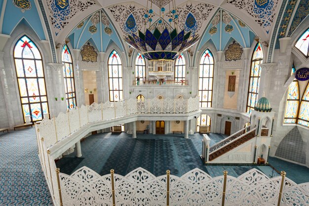 Kazan, Rusland - 30 juni 2016: Het interieur van de Kul Sharif-moskee, het is een van de grootste moskeeën in Rusland.