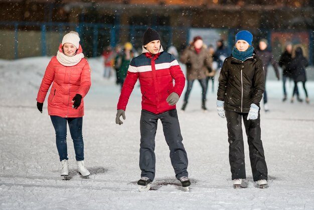 Foto kazan russia 22 january 2017 mensen op de schaatsbaan in de avond