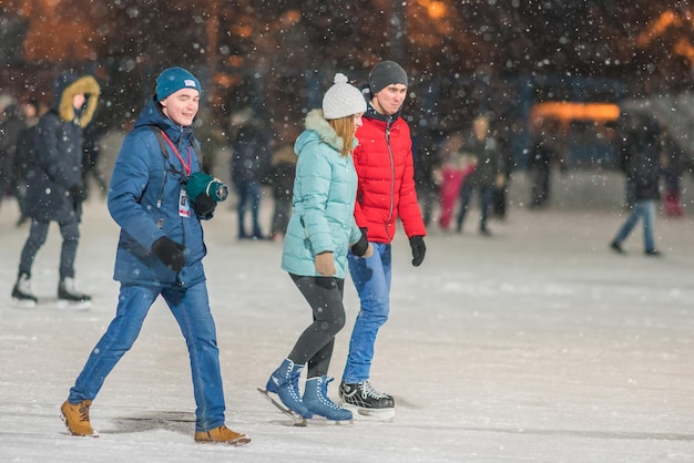 KAZAN RUSSIA 22 JANUARY 2017 Mensen op de schaatsbaan in de avond