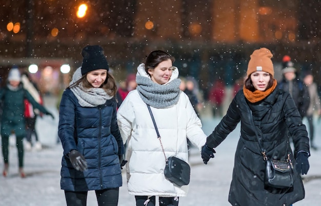 2017년 1월 22일 밤, 카잔 러시아에서 스케이트링크를 하는 세 명의 소녀.