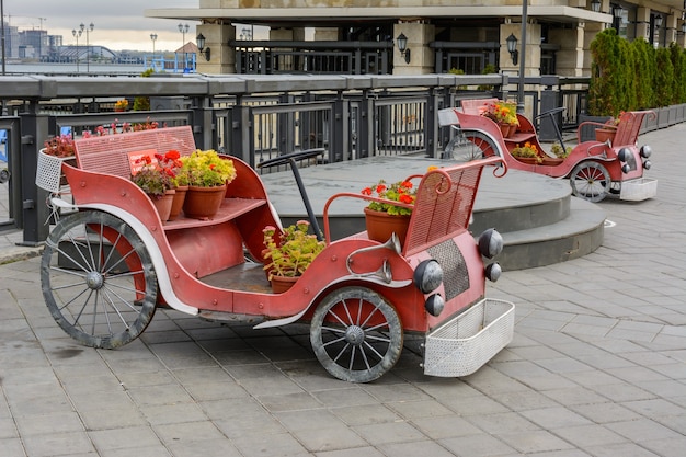 Kazan, russia - 02 ottobre 2019: auto d'epoca retrò con fiori sull'argine del cremlino in una giornata nuvolosa autunnale. l'argine del fiume kazanka.