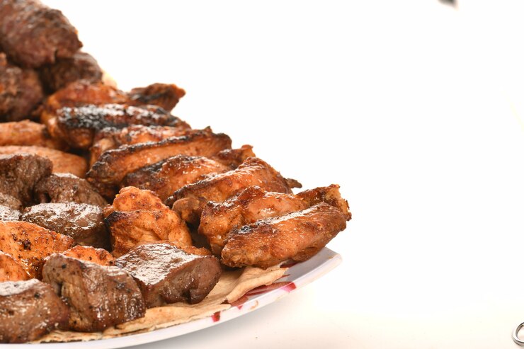 白い背景で隔離のケバブの伝統的なトルコのギリシャの肉と鶏肉料理