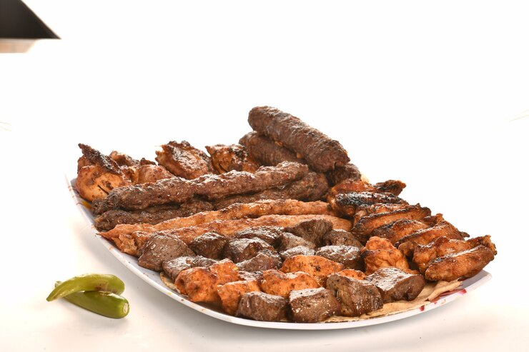 白い背景で隔離のケバブの伝統的なトルコのギリシャの肉と鶏肉料理